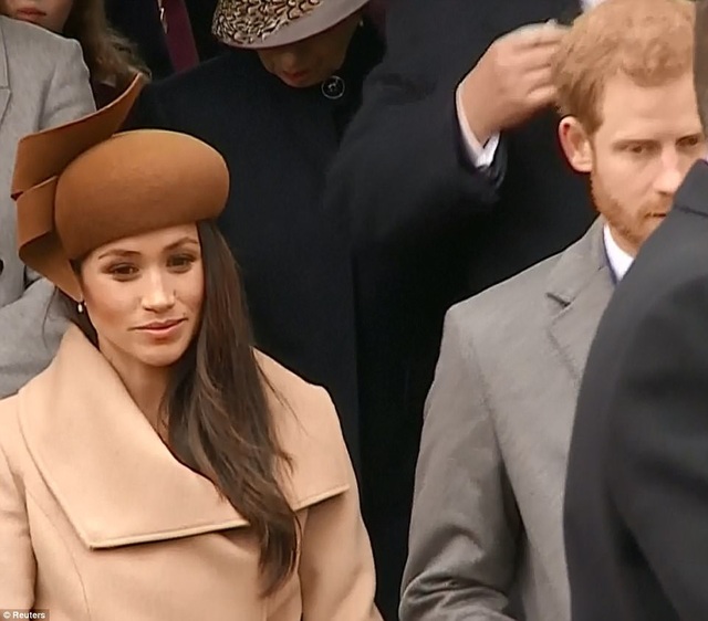 Meghan Markle xinh đẹp tới nhà thờ cùng hoàng tử Harry - 4
Nữ diễn viên từng qua một đời chồng được đánh giá cao về gu thời trang thanh lịch và phong thái tinh tế, quyến rũ