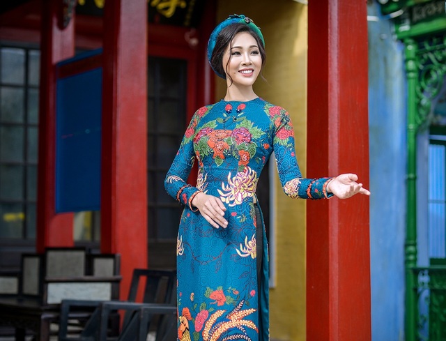 Diệu Ngọc duyên dáng giữa đất trời Hội An - 7 Diệu Ngọc trông ngọt ngào, thanh tú hơn với hình ảnh hoa cúc hay những đóa hoa nhỏ xinh, màu sắc rực rỡ mang hơi thở của mùa xuân.
