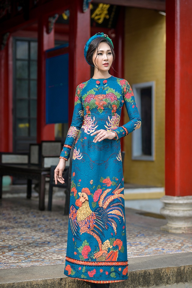 Diệu Ngọc duyên dáng giữa đất trời Hội An - 5 Họa tiết gà - linh vật của năm 2017 được khắc họa trên tà áo dài thông qua kĩ thuật in hiện đại, sắc nét đến từng chi tiết.