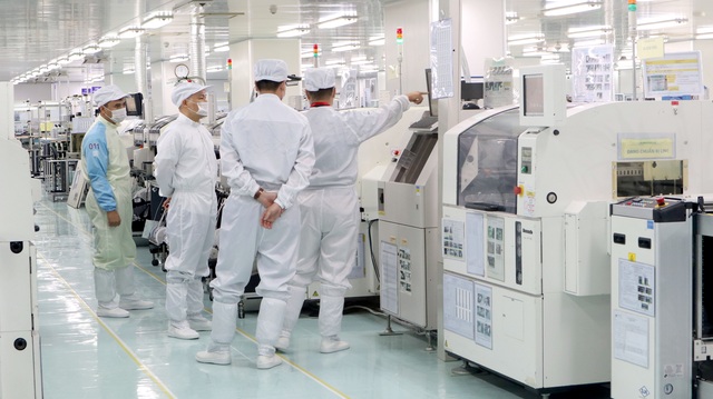 CEO Nguyễn Tử Quảng thị sát nhà máy, khẳng định Bphone 2 sản xuất tại Việt Nam - 2
Nhà máy MeiKo ở Khu công nghệp Thạch Thất là đối tác sản xuất bảng mạch vàng cho Bphone 2.