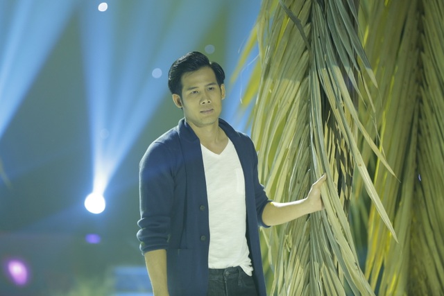 Em gái diễn viên Lý Hùng bất ngờ xin rút lui khỏi cuộc thi Tình Bolero - 4 Diễn viên Thanh Thức thể hiện ca khúc Chuyện tình nghèo, nhưng do hồi hộp nên anh bị quên lời khiến trễ nhịp phần hát mở đầu.