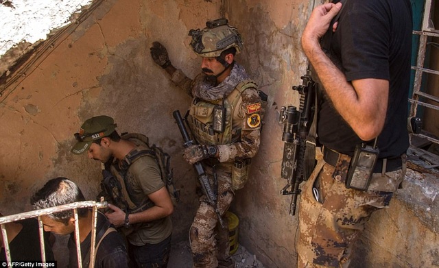 Những ngày tàn của IS tại thành cổ Mosul - 3
Lực lượng Iraq truy lùng các phiến quân IS trong từng căn nhà tại thành phố. (Ảnh: Getty)