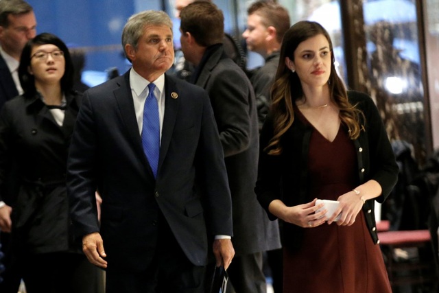 Nữ trợ lý 26 tuổi xinh đẹp của Tổng thống Trump - 3 Sau đó, cô được tuyển vào Ủy ban quốc gia Đảng Cộng Hòa và dần dần trở thành một trợ lý trong chiến dịch tranh cử Tổng thống của ông Trump. Trong ảnh: cô Westerhout và hạ nghị sĩ Michael McCaul. (Ảnh: Reuters)