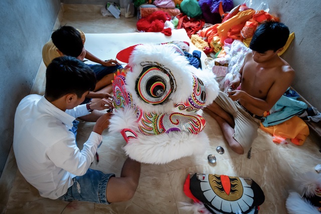 Lân - Tết Trung Thu phố Hội - 1
Các em thanh thiếu niên đã rộn ràng làm lân đón Tết Trung thu từ những ngày đầu mùa