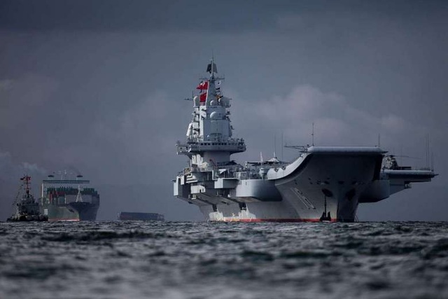 Tàu sân bay Liêu Ninh lần đầu tới Hong Kong - 2
Tàu Liêu Ninh có đội dài 300m, rộng 70m, với trọng tải 60.000 tấn. Để chuẩn bị cho việc tham quan tàu, Hong Kong đã thành lập khu vực cấm bay ở khu vực xung quanh tàu. Tất cả các loại máy bay, thiết bị bay đều bị cấm trong thời gian du khách tham quan. (Ảnh: EPA)