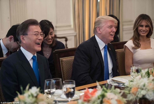 Ông Trump mời Tổng thống Hàn Quốc thăm khu ở riêng trên tầng 3 Nhà Trắng - 4
Ông Moon cũng được ông Trump phá lệ mời lên thăm khu vực riêng tư của ông trên tầng 3 Nhà Trắng. Đây là lần đầu tiên Tống thống Mỹ mời một nguyên thủ quốc gia nước ngoài thăm khu vực riêng tư, một quan chức Nhà Trắng cho biết. (Ảnh: Getty)