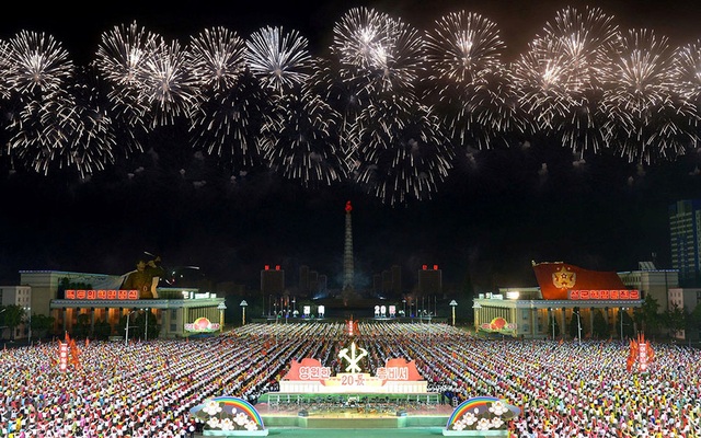 Pháo hoa rợp trời Bình Nhưỡng trong ngày kỉ niệm ông Kim Jong-il lên nắm quyền - 3 Biển người tham gia buổi lễ kỉ niệm hết sức long trọng tại quảng trường Kim Nhật Thành với cờ hoa. (Ảnh: KCNA)