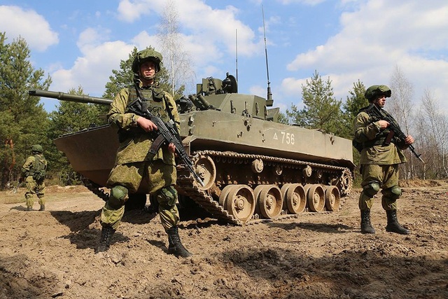 Nga, Belarus điều dàn khí tài hùng hậu cho tập trận chung - 2
Quân đội 2 nước đã điều động 12.700 quân nhân, trong đó có 7.200 binh sĩ Belarus và 5.500 binh sĩ Nga, cũng như 70 máy bay, 680 thiết bị quân sự mặt đất, trong đó có 250 xe tăng. Theo TASS, đây là cuộc tập trận lớn nhất của Nga và Belarus trong năm 2017.