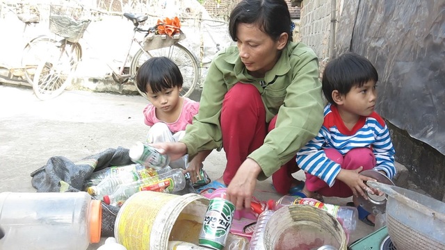  Hằng ngày để có tiền cho con ăn học, nuôi gia đình chị phải đi nhặt phế liệu bán kiếm tiền 