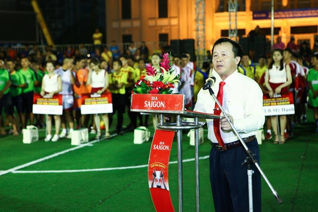 Ông Ngô Đức Minh (Lãnh đạo cao cấp CTCP bia Sài Gòn Nam Trung Bộ) chia sẻ vinh dự được đóng góp vào sự phát triển của phong trào bóng đá Việt Nam thông qua cúp bia Sài Gòn 2017