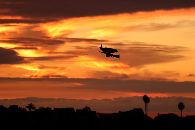 Một mô hình “phù thủy cưỡi chổi” bay trên bầu trời thành phố Encinitas, bang California, Mỹ, trong ngày lễ Halloween. (Ảnh chụp ngày 31/10)