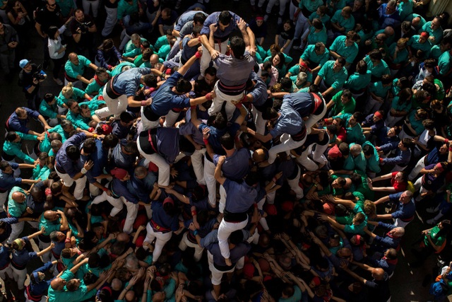 Một nhóm người tạo thành tòa tháp trong ngày lễ các thánh ở ngoại ô Barcelona, Tây Ban Nha. (Ảnh chụp ngày 1/11)