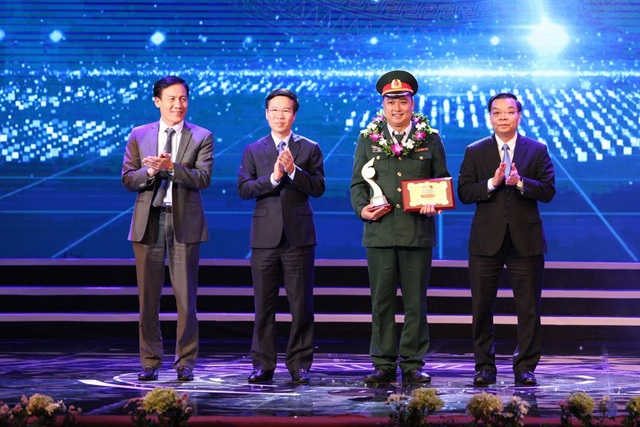 Thủ tướng Nguyễn Xuân Phúc trao giải Nhất Nhân tài Đất Việt 2017 - 5
Ông Võ Văn Thưởng - Ủy viên Bộ Chính trị, Bí thư Trung ương Đảng, Trưởng Ban Tuyên giáo Trung ương; Ông Chu Ngọc Anh - Ủy viên Trung ương Đảng, Bộ trưởng Bộ Khoa học & Công nghệ; Ông Đào Mạnh Kháng - Phó Chủ tịch HĐQT Ngân hàng ABBank lên trao giải thưởng trong lĩnh vực Khoa học Công nghệ. (Ảnh: Việt Hưng)