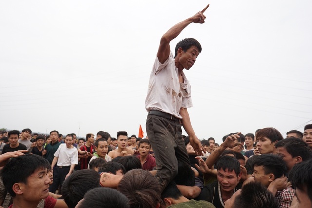Hàng nghìn trai làng vượt rào lao vào cướp phết ở Hiền Quan - 12
Cũng vì tính chất quyết liệt của màn cướp phết, vài năm gần đây, lễ hội xảy ra hiện tượng bạo lực khi một số thanh niên không tuân thủ lệ chơi truyền thống, vốn đề cao tinh thần thượng võ, vô tư.