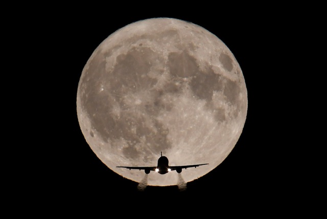 Một chiếc máy bay trong góc chụp bên trăng tròn ở sân bay Heathrow, London, Anh. (Ảnh chụp ngày 5/10)