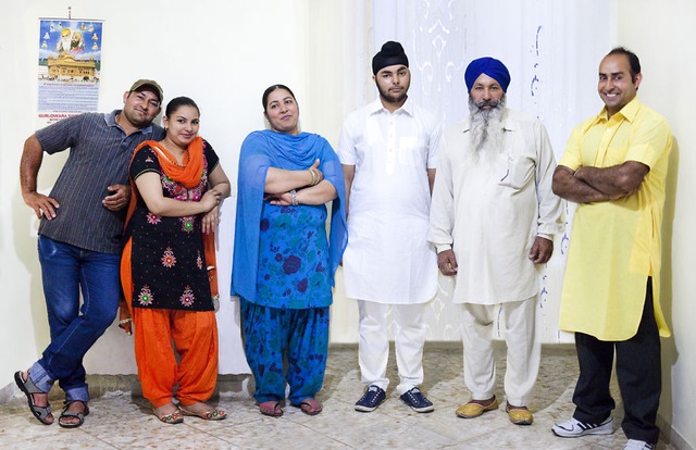 Gia đình Singh khá đông người, họ đang sinh sống ở Modugno, Ý, nhưng vẫn giữ nguyên những nét văn hóa truyền thống Ấn Độ.