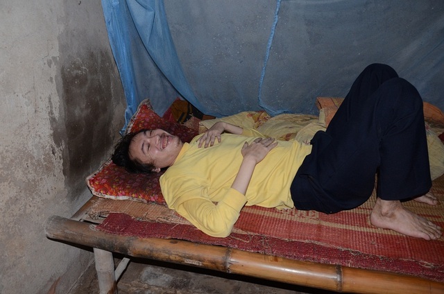 "Tôi có 3 con, 2 đứa tâm thần, 1 đứa nằm liệt vì tai nạn" - 3
Anh Lê Công Khanh bị mắc bệnh tâm thần, mỗi khi lên cơn anh thường hay nổi điên đập phá, đánh đập mọi người