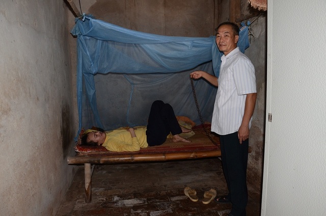 "Tôi có 3 con, 2 đứa tâm thần, 1 đứa nằm liệt vì tai nạn" - 4
nên mỗi khi như vậy hàng xóm phải xích chân anh lại