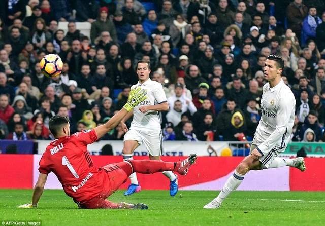 C.Ronaldo lập công, Real Madrid thắng đậm Sociedad - 3
C.Ronaldo nhân đôi cách biệt bằng cú lốp bóng chuẩn xác