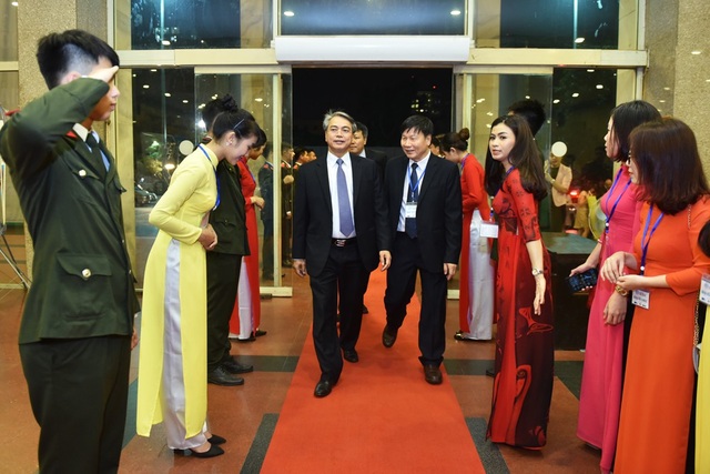 Thủ tướng Nguyễn Xuân Phúc trao giải Nhất Nhân tài Đất Việt 2017 - 31 Thủ tướng Nguyễn Xuân Phúc trao giải Nhất Nhân tài Đất Việt 2017 - 31