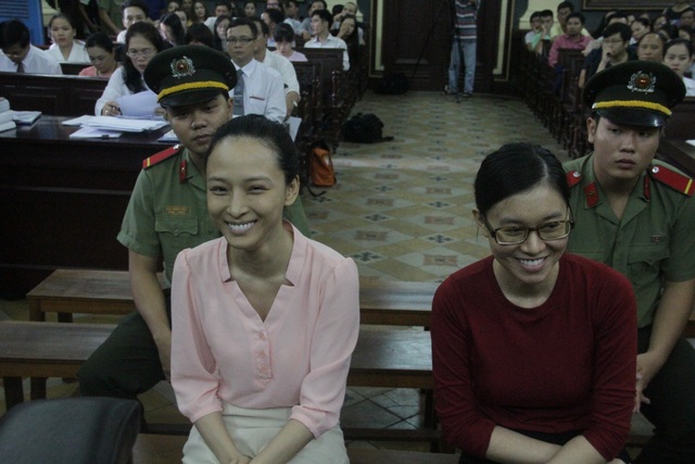 Mẹ Hoa hậu Phương Nga: “Đêm nay sẽ là một đêm trắng vì hạnh phúc!” - 1 Phương Nga cảm ơn HĐXX đã cho mình tại ngoại.