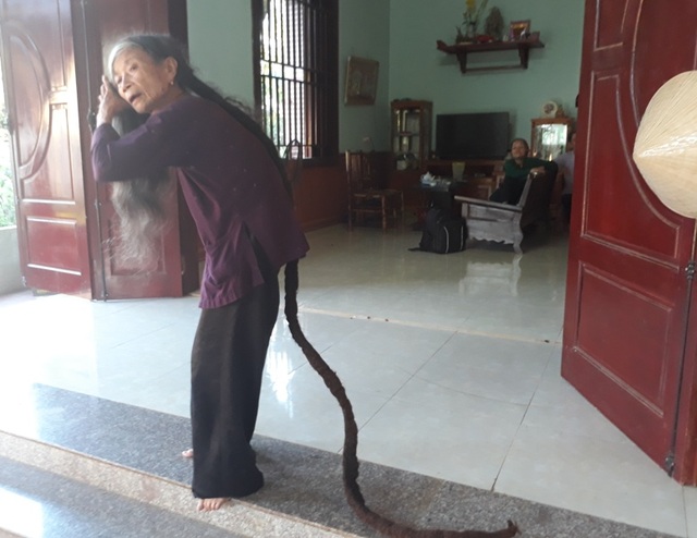 Kỳ lạ cụ bà sở hữu “bộ tóc rồng” dài gần 3m - 4 Mỗi khi đi đâu, cụ luôn thu hút mọi sự tò mò, chú ý từ mọi người bởi mái tóc của mình