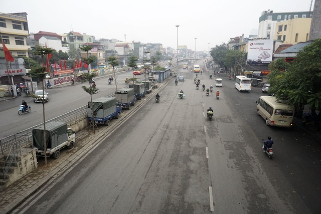 Hà Nội khác lạ ngày đầu năm - 4
Trục đường giao thông đông đúc ven sông Hồng Trần Nhật Duật - Trần Quang Khải rất vắng vẻ, thời điểm mọi ngày là giờ cao điểm.