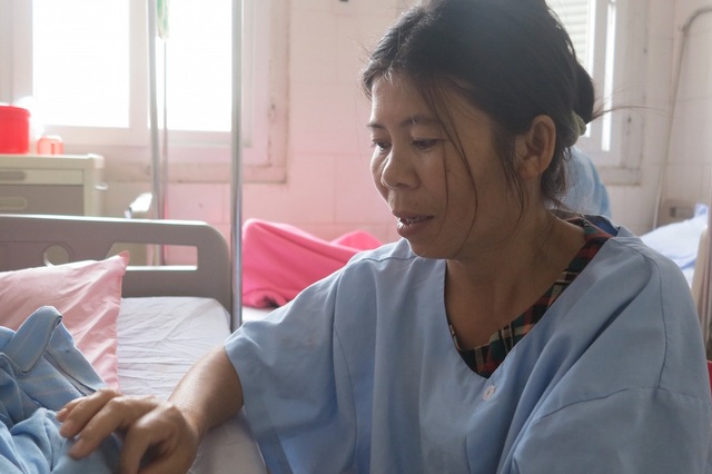 Đáng thương vợ ung thư chăm chồng bị tai nạn trong cảnh không xu dính túi - 6 Người vợ nghèo không lúc nào rời khỏi chồng, đến bữa chị chỉ ăn tạm cái bánh mì cầm hơi thậm chí nhịn đói dành dụm số tiền ít ỏi mua thuốc, cháo cho chồng.