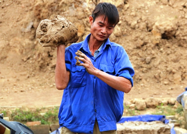 Ninh Bình: Làng gốm đỏ lửa phục vụ Tết Nguyên Đán Đinh Dậu - 4
Đất sau khi phơi sẽ được đem vào xưởng sản xuất làm nhuyễn thêm để tạo độ keo và mịn hơn khi nặn. Đất sét làm gốm ở Gia Thủy có màu vàng nên rất tốt khi làm gốm, khi sản phẩm ra lò cũng có độ bền, óng đẹp rất cao.