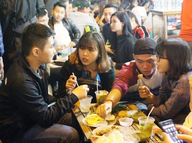 Những khu phố quà vặt khiến teen Hà thành mê mẩn - 1 Những khu phố quà vặt khiến teen Hà thành mê mẩn - 1