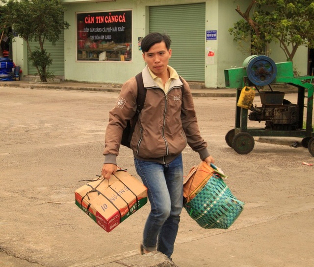 Dân đảo vượt biển vào đất liền sắm Tết - 2 Hối hả đem Tết về xã đảo Nhơn Châu