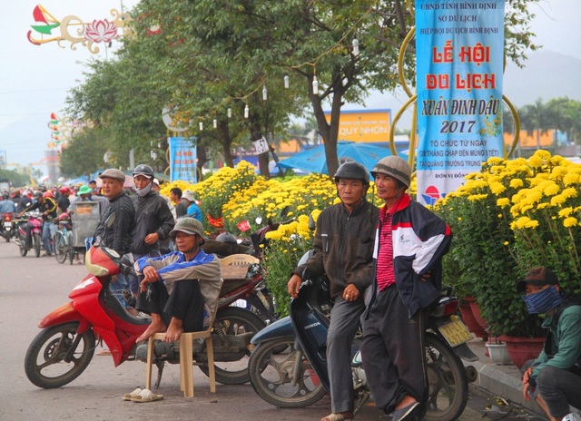 Tất tả mưu sinh kiếm từng đồng bạc lẻ ngày cận Tết - 4 Ông Hùng (ngồi) cùng các xe thồ chở hoa cây cảnh thuê dịp Tết bạc mặt đứng ngồi đợi khách gọi chở hoa