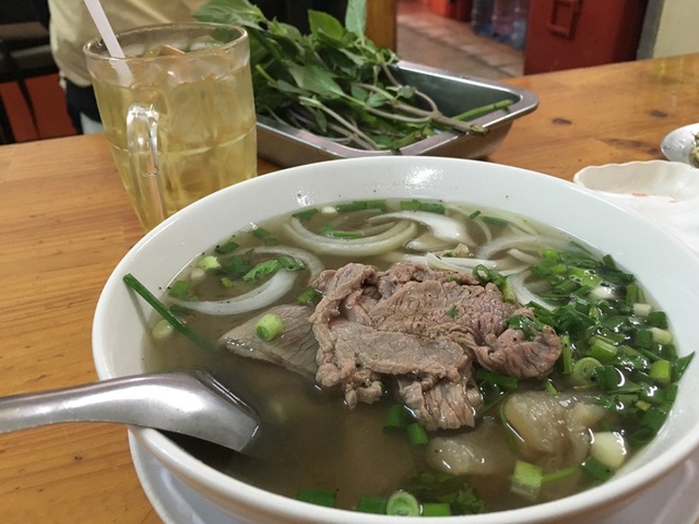 Quán "bình dân" nghỉ Tết, quán ăn cao cấp, nhà hàng "hốt bạc" - 4 Tô phở thập cẩm có giá 80 ngàn.