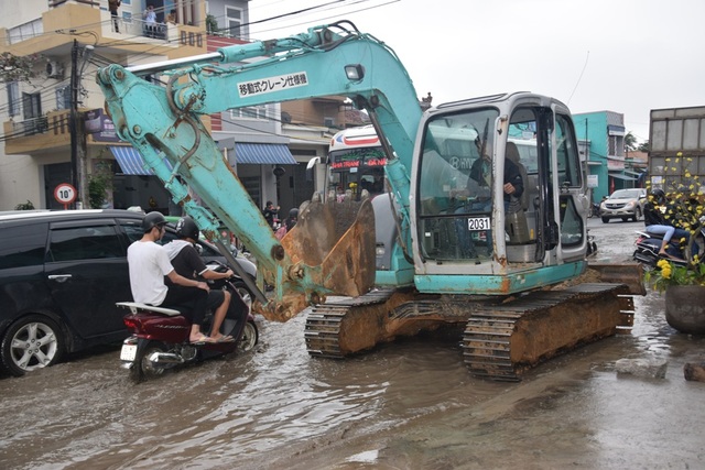 QL1A ách tắc nhiều giờ, kéo dài cả chục cây số - 4 Xe múc được tăng cường để lấp ổ trâu đọng nước