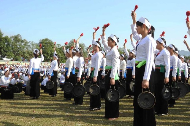 Rộn ràng lễ khai hạ Mường Bi - 7 Những năm gần đây, ngoài các hoạt động giao lưu văn hóa văn nghệ còn có tiết mục hòa tấu chiêng do các phụ nữ Mường biểu diễn trong lễ khai hạ.