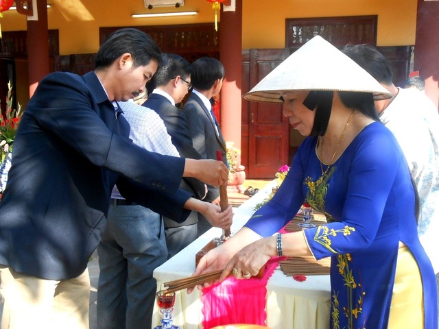 Quảng Nam: Tưng bừng khai hội dinh Bà Chiêm Sơn - 4 Lãnh đạo và nhân dân dâng hương lên Bà