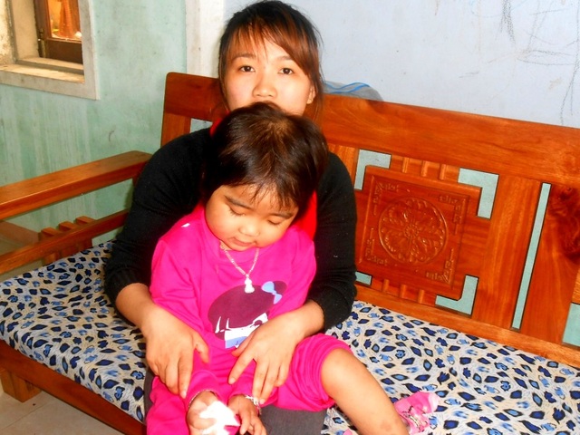Thương bé 5 tuổi mang trên mình căn bệnh quái ác - 7 Bé Vàng Khuyên nay đã về nhà nhưng bệnh có thể tái phát bất cứ lúc nào, và hiện nay bé vẫn phải điều trị dài lâu cùng bệnh tật, tái khám thường xuyên để theo dõi. Và do cơ thể kháng thuốc nên bé phải dùng các loại thuốc nặng (nhiều loại không có trong danh mục bảo hiểm, với số tiền khá đắt đỏ), thay đổi liên tục, điều này ảnh hưởng lớn đến sức khỏe và có thể gây ra nhiều loại bệnh phát sinh