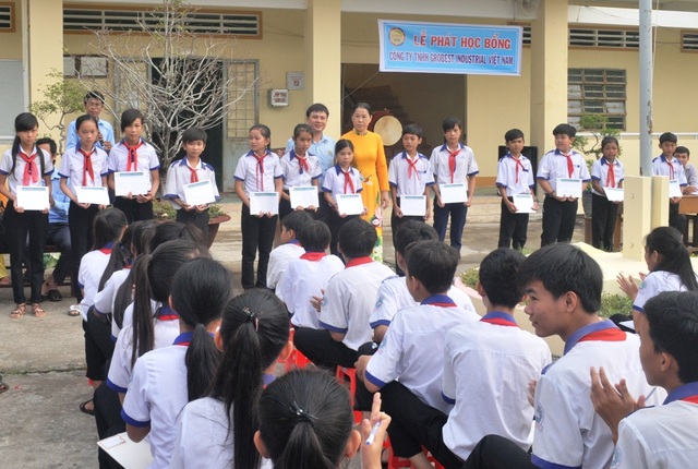 Hàng ngàn suất học bổng của Công ty Grobest Việt Nam đến với học sinh nghèo vượt khó - 8
Tại trường THCS Vĩnh Bình Nam 1 công ty Grobest trao 30 suất học bổng