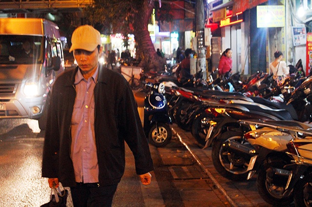 Hà Nội: Hàng quán “bủa vây” lòng đường, vỉa hè trong đêm - 4
Tại Hàng Đường, vỉa hè trở thành nơi trông giữ xe, thu lời béo bở của nhiều hộ kinh doanh.