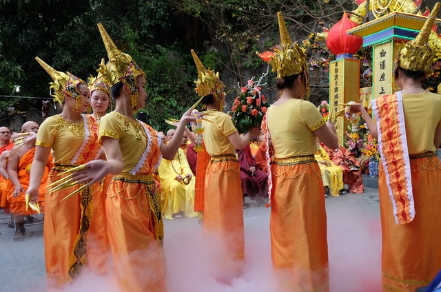 Chiêm ngưỡng hóa trang Bồ Tát trong lễ hội Quán Thế Âm - 4
Các tiết mục trình diễn nghệ thuận mang đầu màu sắc văn hóa Phật giáo
