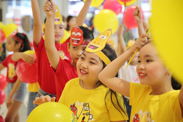 Nghệ sĩ Xuân Bắc đếm ngược Giờ Trái đất với Larva và các em nhỏ - 4 Đoàn diễu hành biệt đội Larva mang thông điệp về yêu thương & bảo vệ môi trường khắp khu trung tâm thương mại.