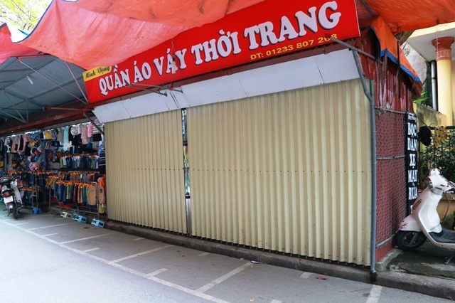 Ninh Bình: Hàng loạt vỉa hè bị “xẻ thịt” dựng ki ốt, chủ tịch phường trả lời "lạ"! - 4 Một shop thời gian nằm gọn gàng trên vỉa hè đường Phan Đình Phùng, phường Vân Giang, TP. Ninh Bình.