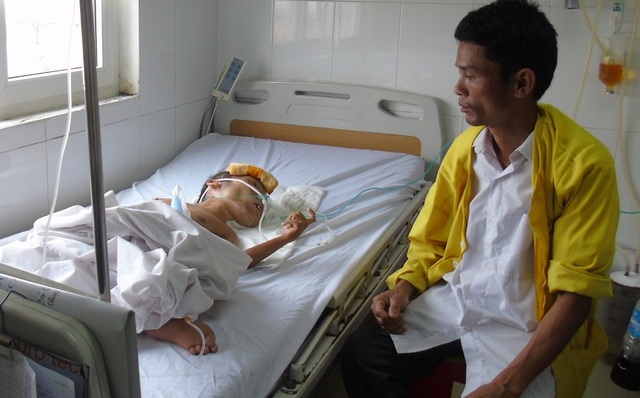 Sự sống mong manh của người đàn ông tàn tật 40 tuổi nặng 5kg - 3 Anh Hùng (anh trai anh Cường) dù tàn tật nhưng vẫn cố gắng lê đôi chân yếu ớt của mình vào bệnh viện chăm sóc em trai.