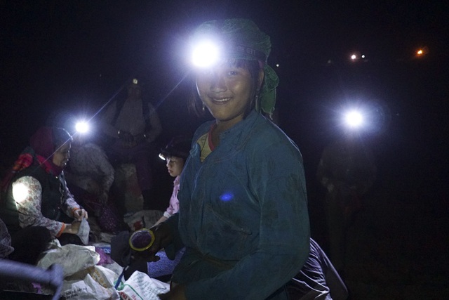 
Việc mót quặng antimon của người dân quanh khu vực xã Mậu Duệ chỉ diễn ra vào buổi đêm. Trong ảnh là cô gái Hồ Thị Mai ở thôn Ngàm Soọc, mỗi hôm cô có thể mót được 3 - 5kg quặng.
