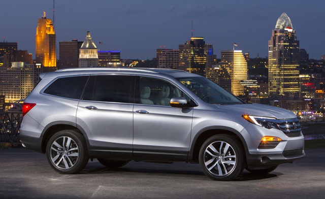 Những mẫu SUV và crossover an toàn nhất năm 2017 - 6
Honda Pilot vẫn nằm trong top những mẫu xe SUV an toàn nhất năm 2017 theo IIHS, dù một vài tổ chức không đánh giá cao dòng xe này. Động cơ trên Pilot 2017 vẫn là loại 3,5 lít V6 i-VTEC với công nghệ điều khiển xi-lanh biến thiên VCM và start/stop. Xe có công suất 280 mã lực và mô-men xoắn cực đại 355 Nm.