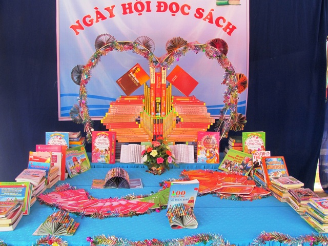 Ninh Bình: Sôi nổi ngày hội đọc sách - 1 Các gian trưng bày sách được thiết kế đẹp mắt, phong phú đa dạng chủng loại nhằm khuyến khích văn hóa đọc cho các em học sinh.