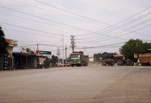 Ninh Bình: “Tập đoàn” xe quá tải tung hoành, tỉnh lộ “gồng mình” chống đỡ! - 9 Từng tập đoàn xe quá tải lưu thông trên đường.