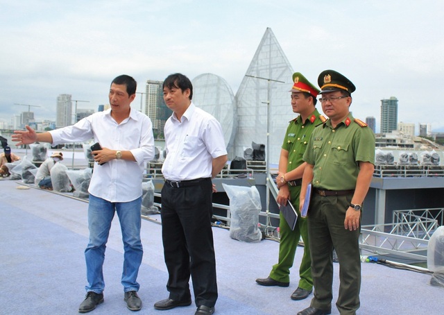 Đà Nẵng: Rà soát đảm bảo an toàn cho lễ hội pháo hoa trước giờ G - 1 Ông Đặng Việt Dũng - Phó Chủ tịch Thường trực UBNDTP Đà Nẵng kiểm tra thực tế công tác chuẩn bị cho lễ hội pháo hoa ở khu vực sân khấu chính