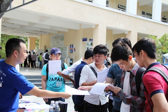 Hơn 1.500 sinh viên Đại học Khoa học Huế hào hứng tìm việc làm - 2 Tấp nập ở các gian hàng tuyển dụng
