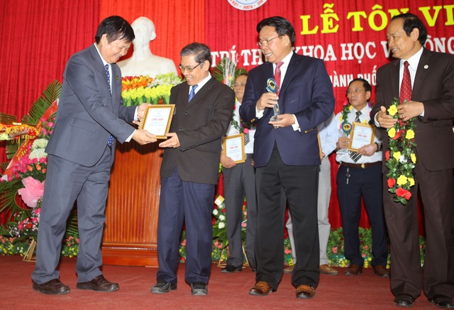 Tôn vinh 15 trí thức khoa học và công nghệ tiêu biểu tỉnh Thừa Thiên Huế - 3 Ông Nguyễn Dung, Phó Chủ tịch UBND tỉnh Thừa Thiên Huế (trái) trao tặng danh hiệu trí thức khoa học và công nghệ tiêu biểu tỉnh cho các cá nhân